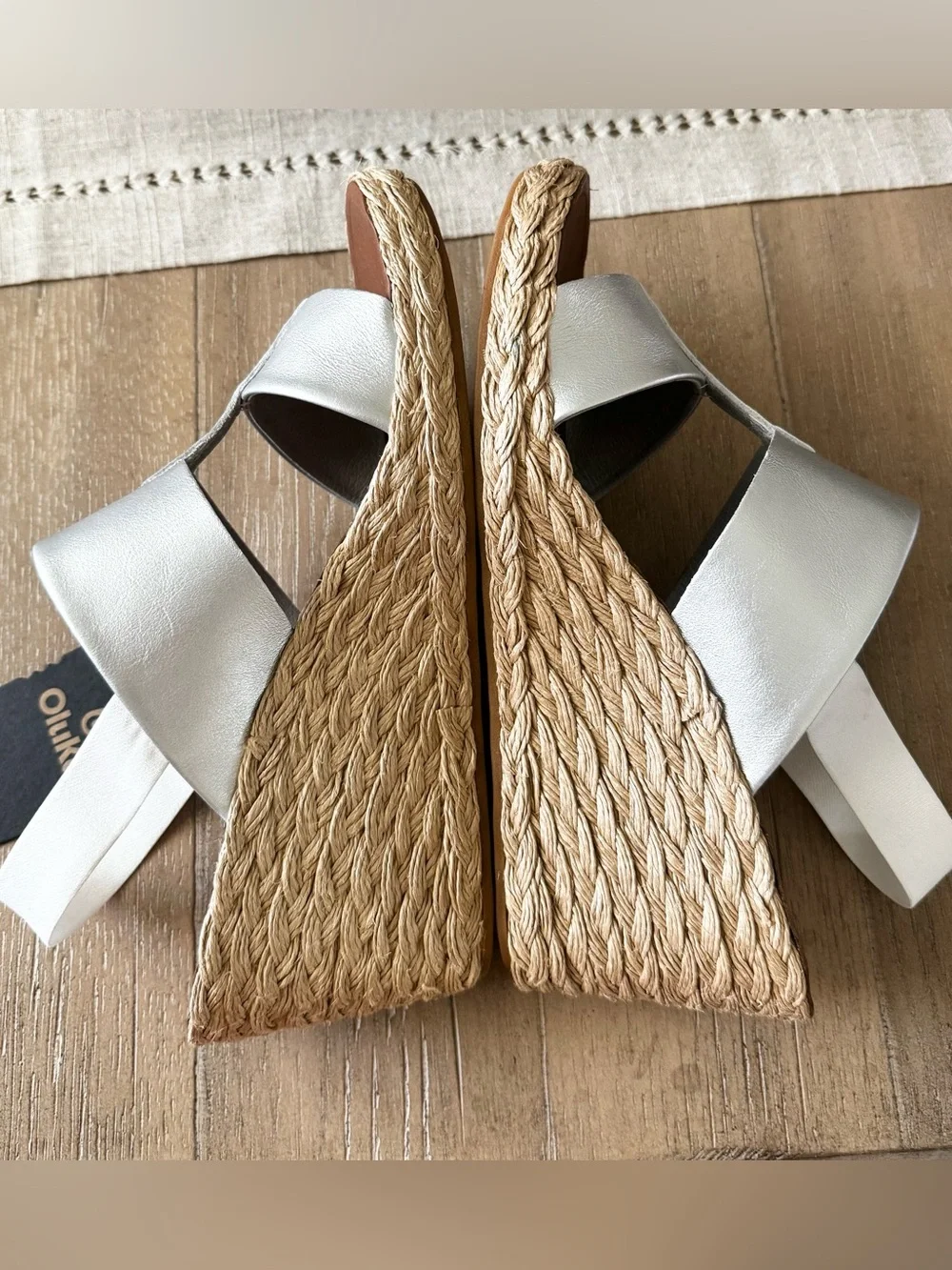 Tommy Bahama/OluKai Lile Wedge Sandals, Silver/White, NWT, Women’s Size 9